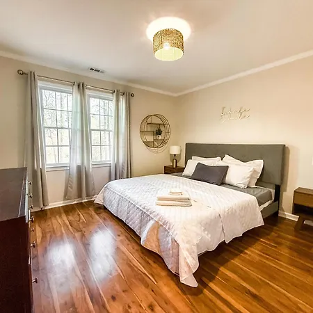 Perfectly Located 2 En Suite Townhome In Raleigh